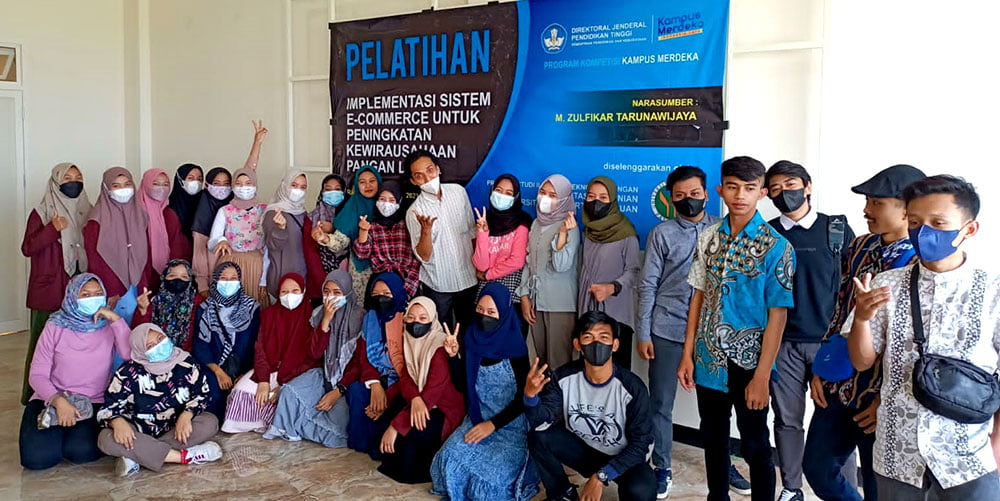 Foto-bersama-setelah-pelatiham-implementasi-e-commerce